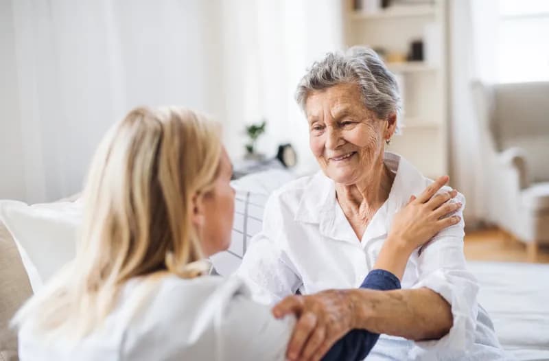 Twee zorgcollega's overleggen samen