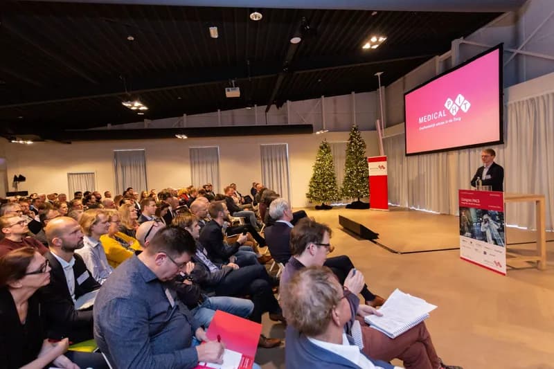 Volle zaal tijdens een congres over duurzame zorg
